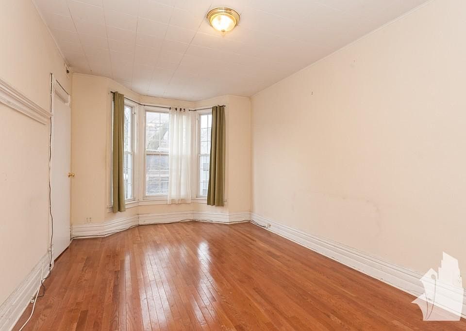 1st image of 1050 W Cornelia Ave #01