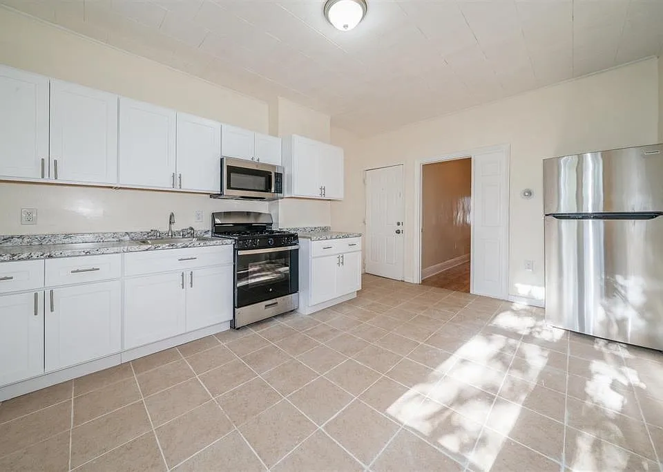 68 Rose Ave #1R