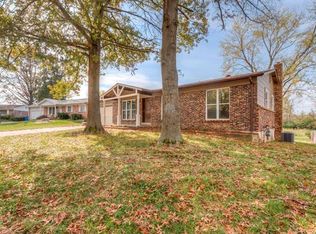 35 Cloverdale Dr, Saint Charles, MO 63304