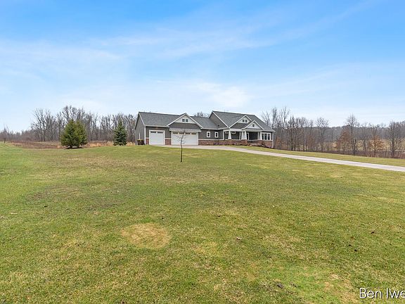 3rd image of 5555 Cannon Meadows Dr NE