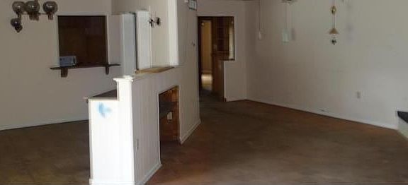 4th image of 2975 Park St