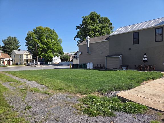 5th image of 237 Main St
