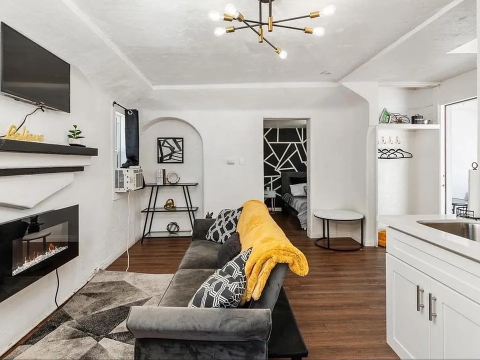 5903 1/2 Balmoral Dr