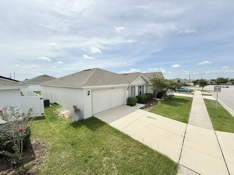 3 bed, 2.0 bath, 1405 sqft, $1,895 — Photo 3