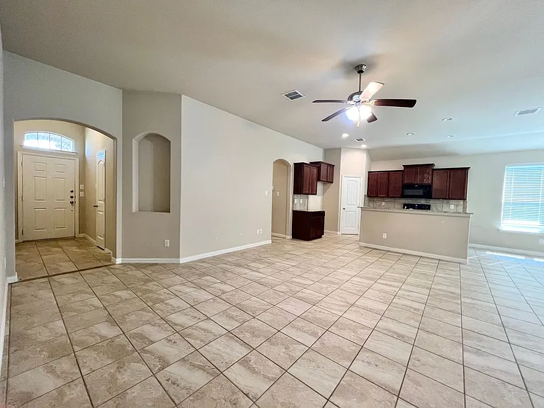215 Clark Dr — Photo 6
