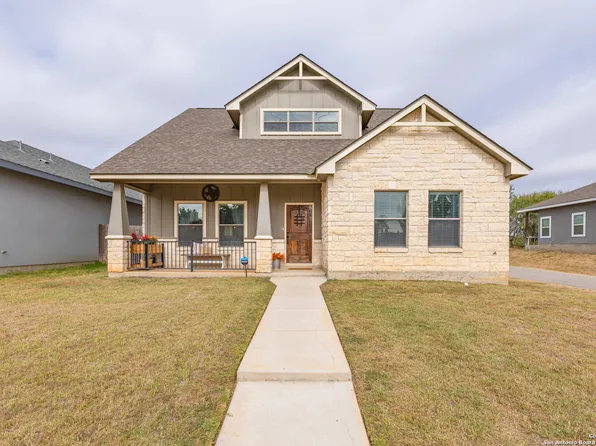 752 Crestview, Floresville, TX 78114