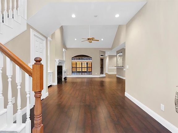 2nd image of 7918 Oakwood Hollow St