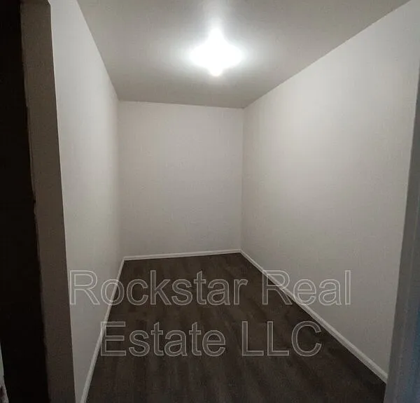 702 E Bridgeport Ave — Photo 18