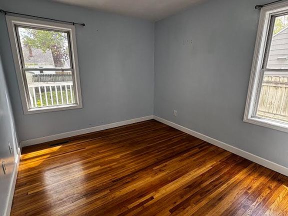 4th image of 1524 4th St NE