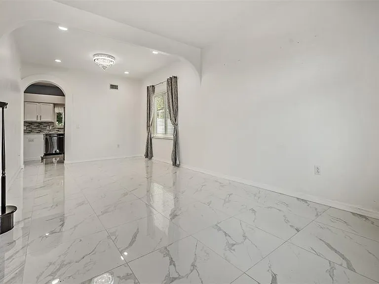 380 Rosalind Ln — Photo 4