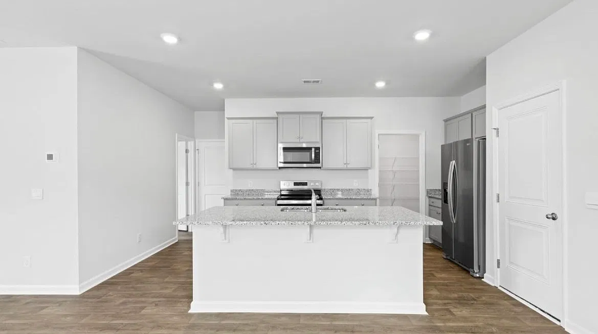 5 bed, 2361 sqft, $800 — Photo 4