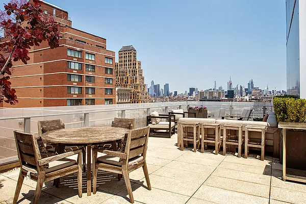 Rented by SERHANT. | media 8