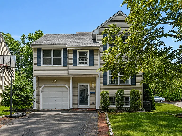 17 Cinnamon Cir — Photo 1