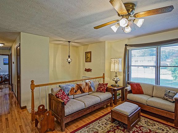 5th image of 211 Cambridge Dr