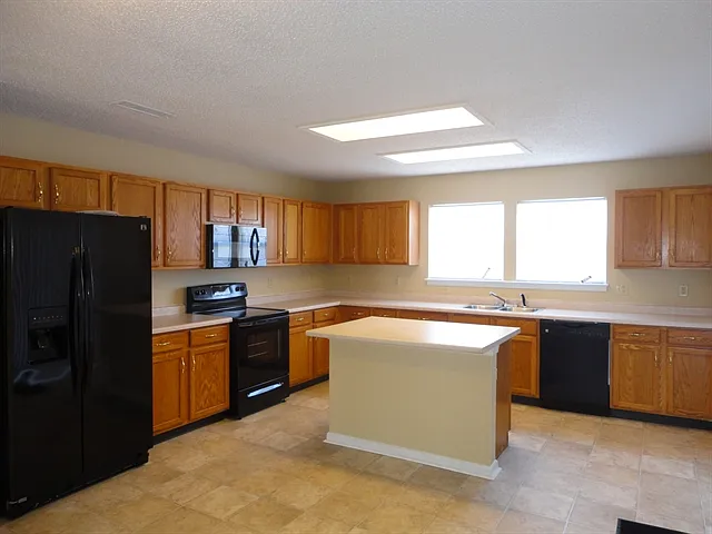 2324 Shadowbrook Dr — Photo 3