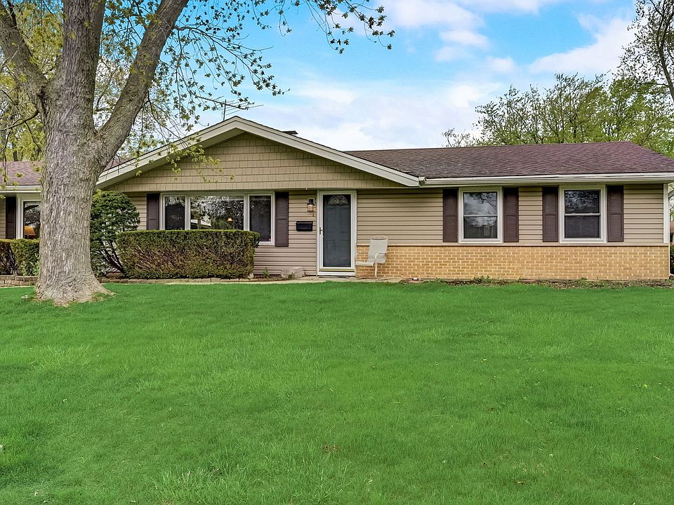1st image of 220 Wellesley Ln