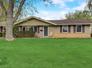 220 Wellesley Ln, Schaumburg, IL 60193