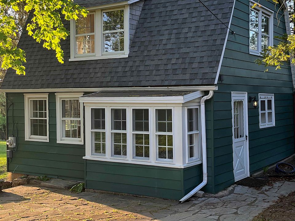 Cottage - front view with patio