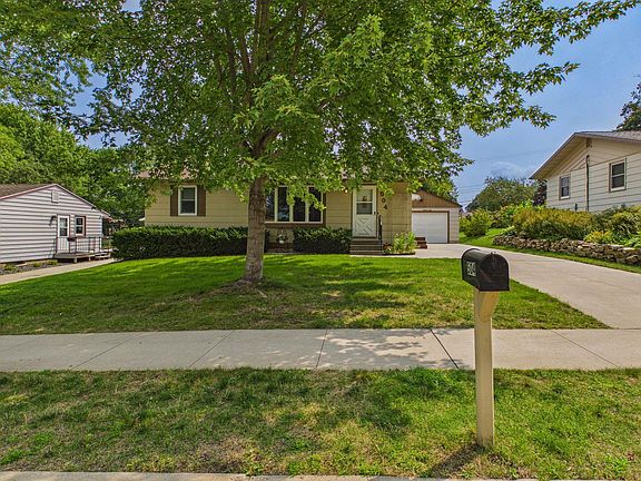 3rd image of 504 3rd Ave NE
