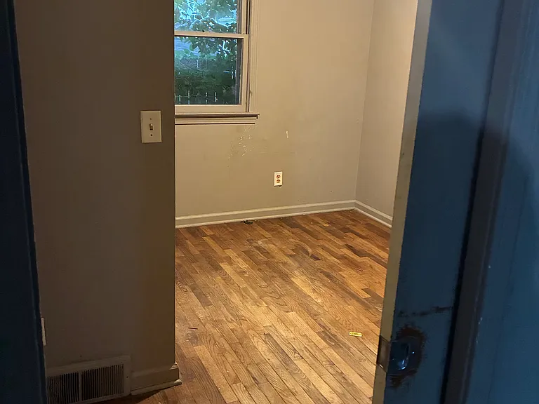 1141 Victoria Ave — Photo 13