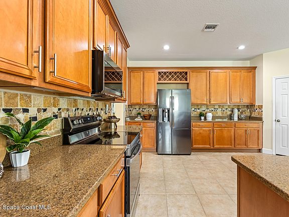 4th image of 102 Salazar Ln