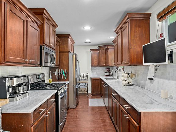 4th image of 9610 Highmeadow Dr