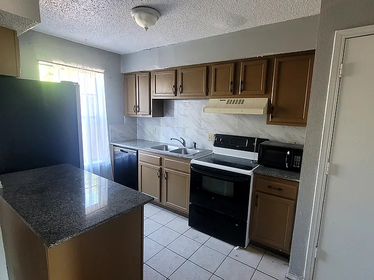 515 Falcon Dr — Photo 2