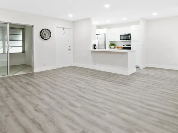 910 South Dr APT D, Delray Beach, FL 33445