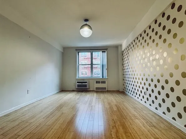 142-05 Roosevelt Avenue image 10 of 13