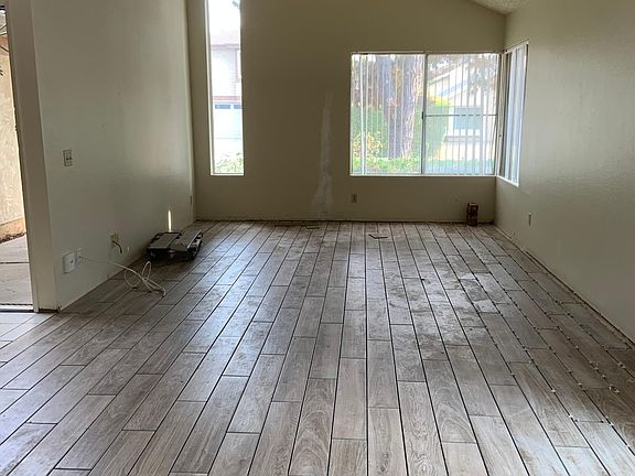Living/room conecting to Dinning area