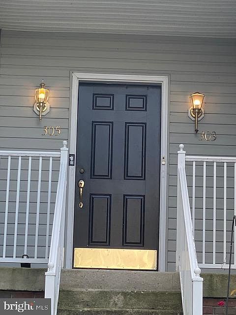 2nd image of 303 Harbour Blvd