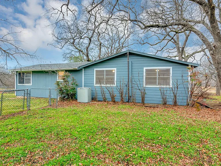 410 Shady Ln — Photo 35
