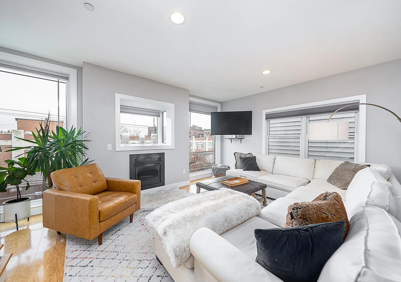 3 bed, 1200 sqft, $4,800 — Photo 2