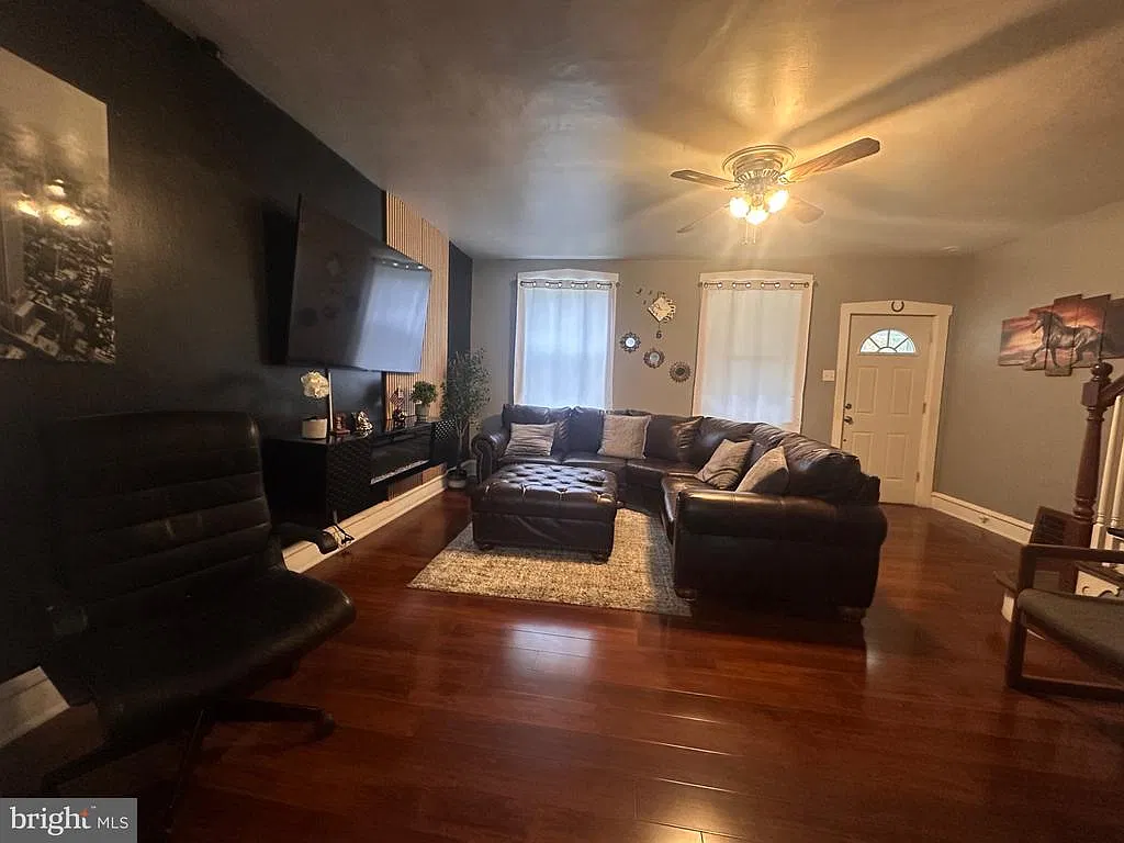 3 bed, 1.0 bath, 1116 sqft, $2,300 — Photo 3