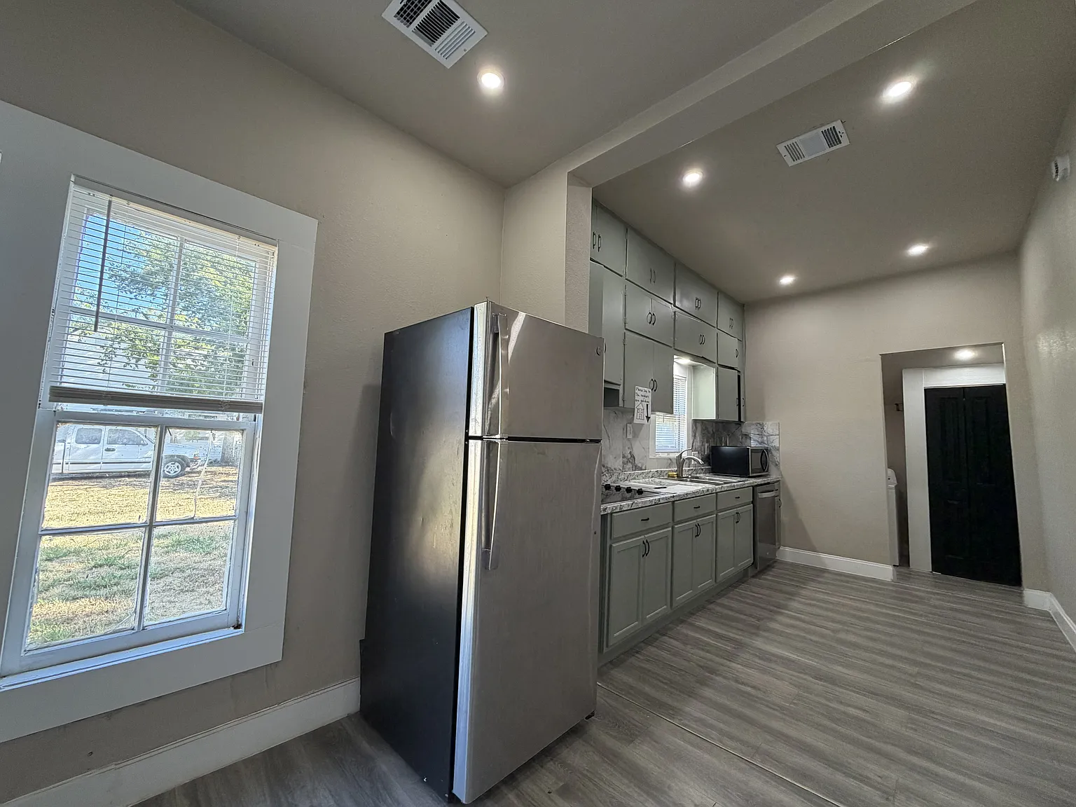 3 bed, 1446 sqft, $1,895 — Photo 3