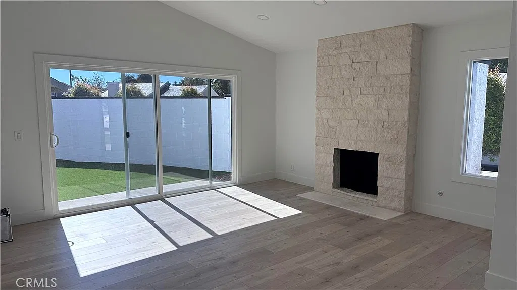 5 bed, 2158 sqft, $6,300 — Photo 3
