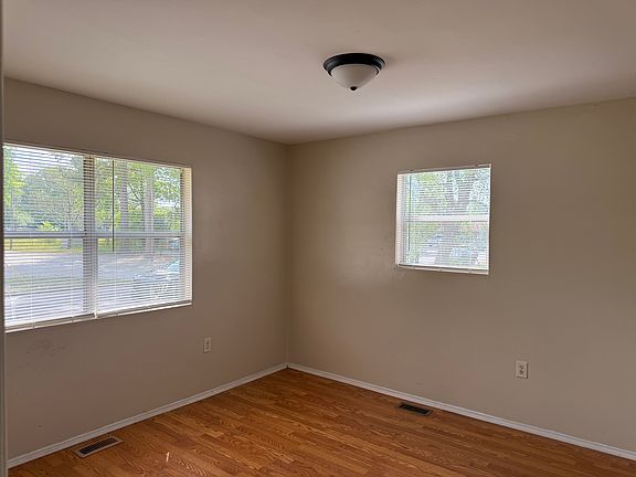 4th image of 410 W John J Sharpe St