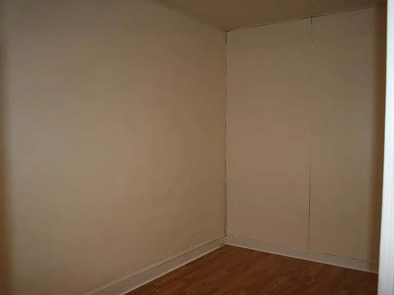 middle bedroom
