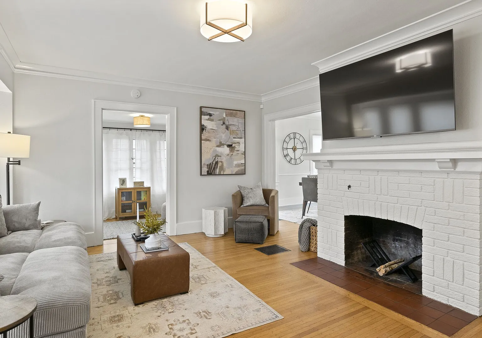 Modern 3 BR Home with Smart TV, Games, WiFi, BBQ, Close to All — Photo 1
