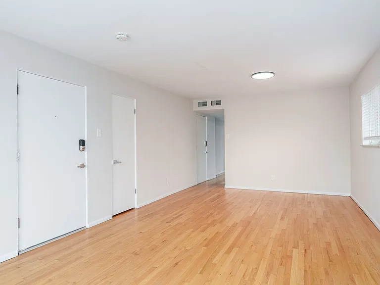 Lindenwood Heights Apartments — Photo 20