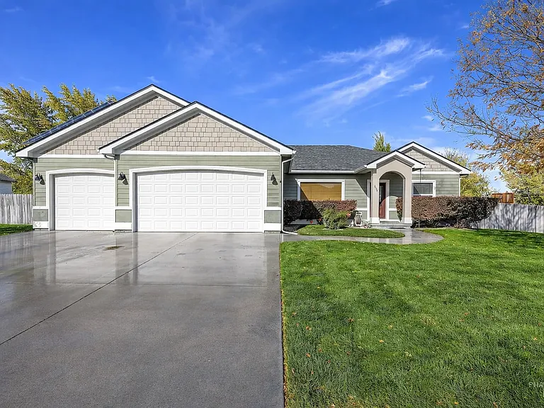 220 NE Greystone Loop — Photo 3