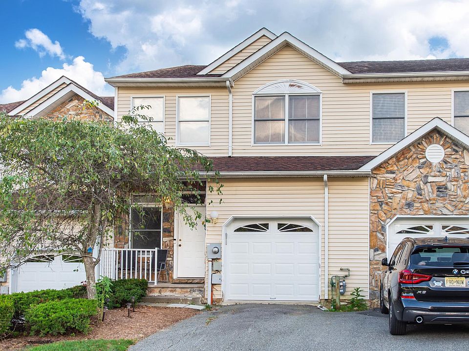2-BR TOWNHOUSE WITH FINISHED BASEMENT