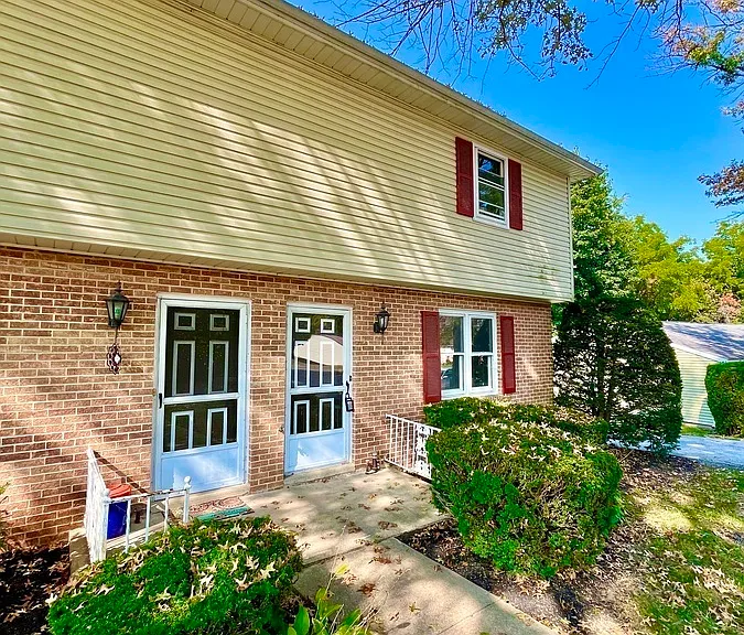 Oak Manor Dr — Photo 100