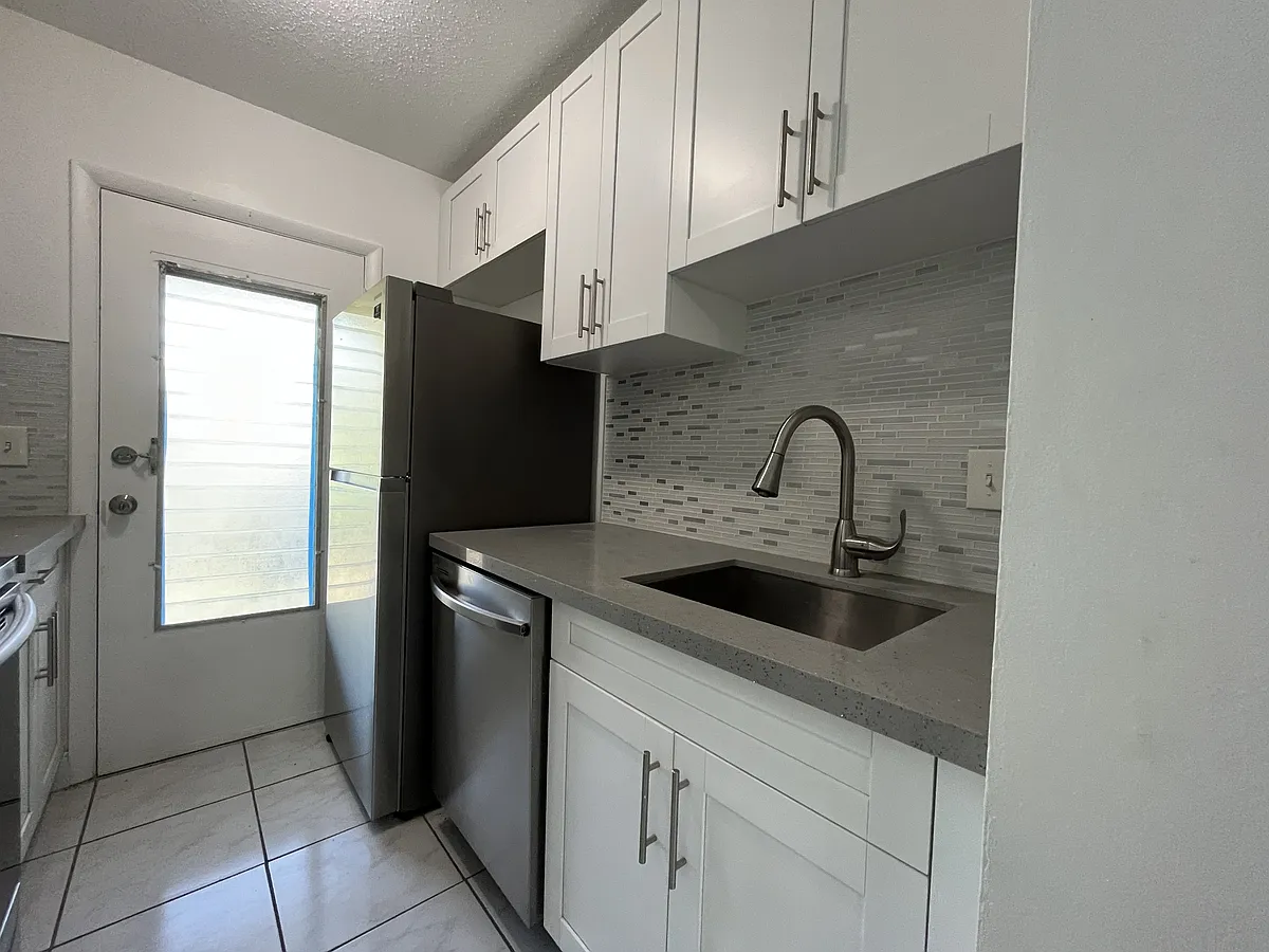 Building Photo - 1431 S 14th Ave #216-1