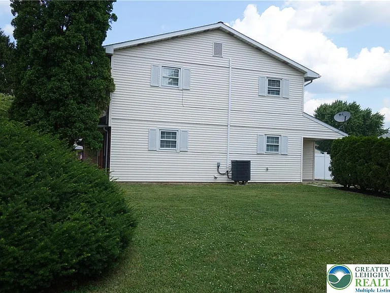 2754 Suzanne Way — Photo 3