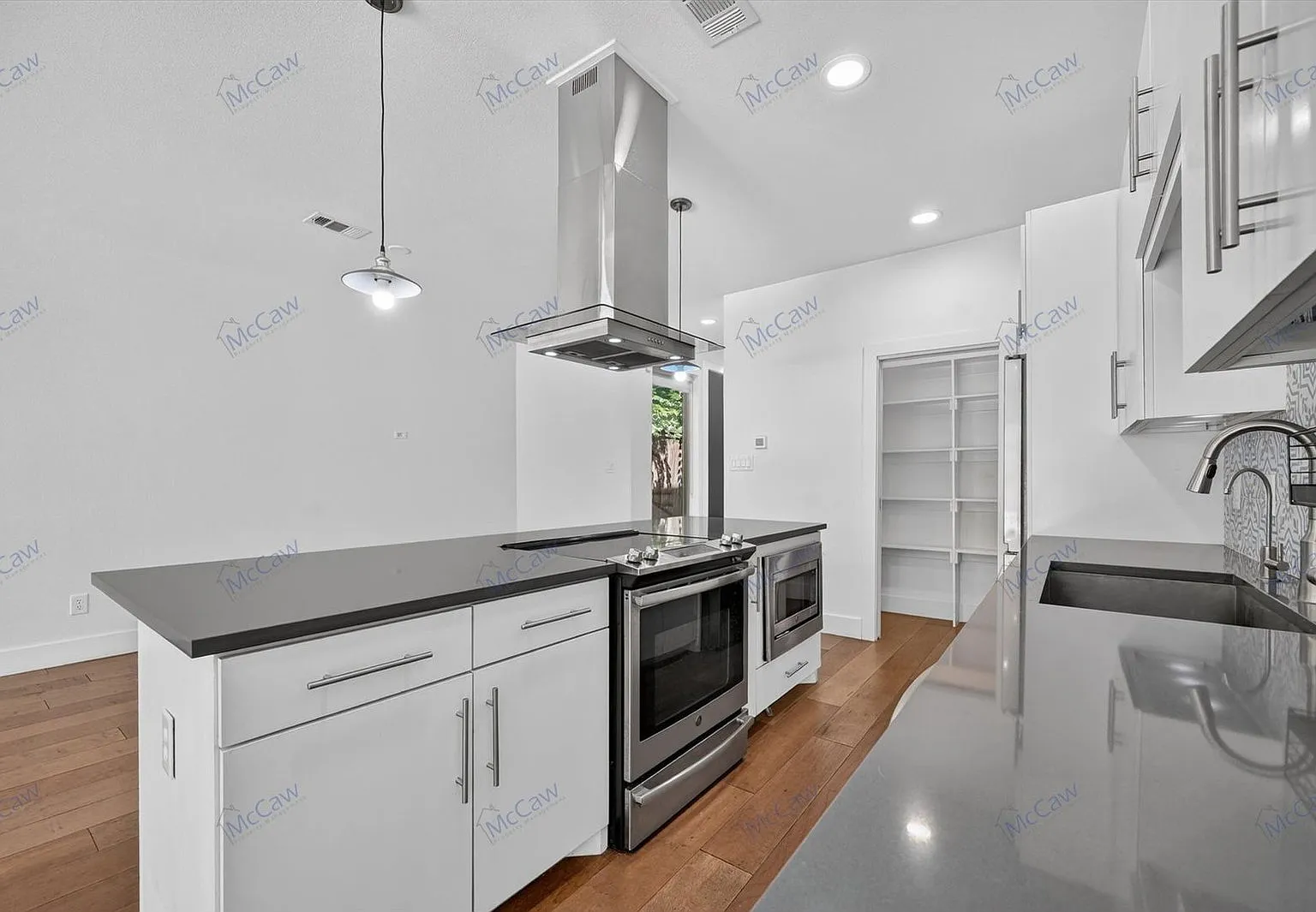 3 bed, 3.0 bath, 2527 sqft, $5,300 — Photo 4