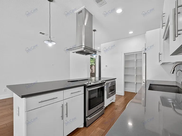 4413 Roseland Ave — Photo 4