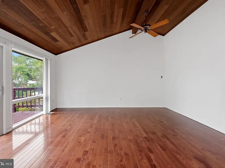 8811 Burbank Rd — Photo 19