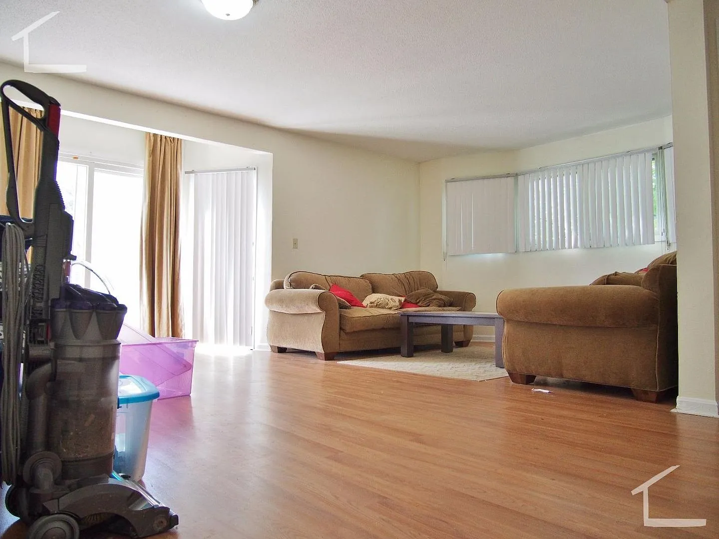 No Fee! Xl House W 2 Parking Inc, Laundry I/U -- New Hardwood Flooring, Pet Friendly, 2 Parking S... — Photo 2