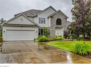 215 E Orange Hill Cir, Chagrin Falls, OH 44022